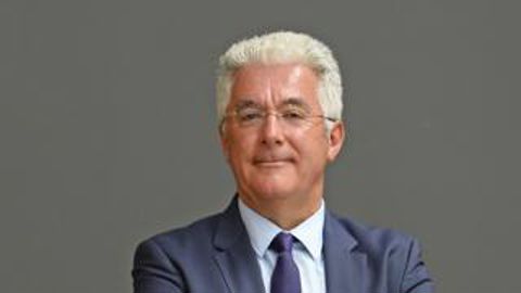 Daniel Jaouen, 54 ans, est président du directoire de Lactalis depuis 2010. Né dans le Finistère, il est ingénieur en agriculture (ESA d’Angers), titulaire du diplôme de troisième cycle de management agroalimentaire de l’Essec et d’un MBA de l’IGIA. Il a intégré Lactalis au début de sa carrière, en démarrant au contrôle de gestion industriel avant d’enchaîner des postes de direction à l’international. 